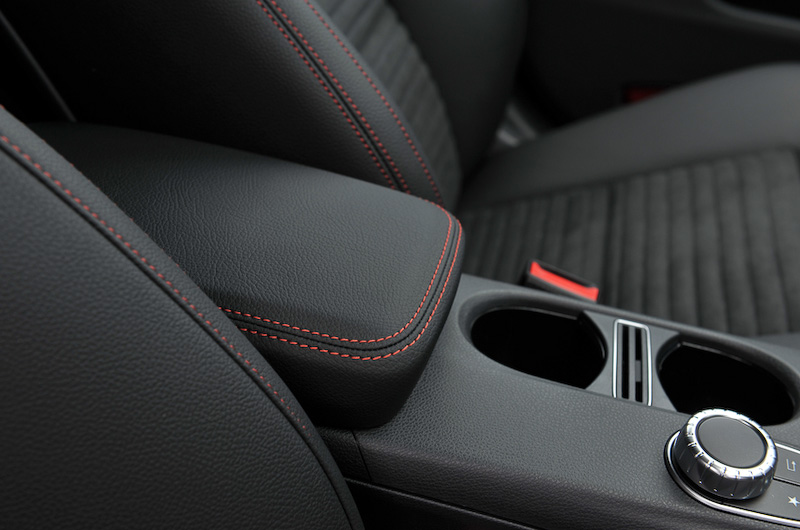 CLA 180 シューティングブレーク スポーツのインテリアはブラックを基調とし、トリムにブラッシュドアルミニウムを組み合わせる。そのほかAMGスポーツステアリングやAMGフロアマットなども標準で装備する。CLA比で後席のヘッドクリアランスを42mm拡大して居住性を高めているのもポイントの1つ