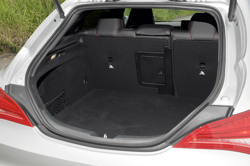 ラゲッジルームは通常時で495L（VDA方式）を確保。2：1分割可倒式の後席バックレストを倒すと最大1354Lまで拡大することが可能。自動開閉テールゲートは「CLA 180 シューティングブレーク」をのぞく全車に標準装備