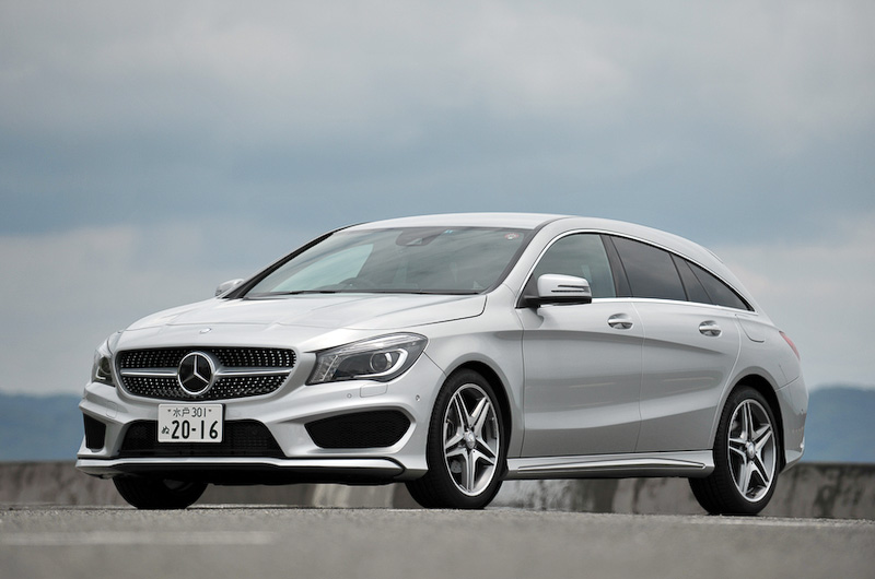スタイリッシュなフォルムに後席の居住性とラゲッジスペースを確保した「CLA シューティングブレーク」。撮影車は「CLA 180 シューティングブレーク スポーツ」で、ボディーサイズは4685×1780×1435mm（全長×全幅×全高）、ホイールベース2700mm。クーペモデルのCLA 180と比べ45mm長く、5mm高いサイズ。なだらかなAピラーや大型アンダーパネルなどの採用によって空力性能を高め、Cd値は0.26を実現している。ボディーカラーはポーラーシルバー