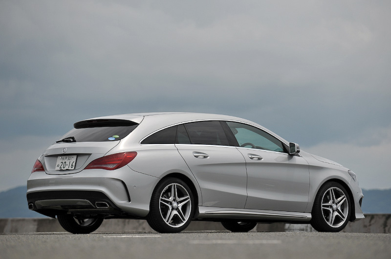 スタイリッシュなフォルムに後席の居住性とラゲッジスペースを確保した「CLA シューティングブレーク」。撮影車は「CLA 180 シューティングブレーク スポーツ」で、ボディーサイズは4685×1780×1435mm（全長×全幅×全高）、ホイールベース2700mm。クーペモデルのCLA 180と比べ45mm長く、5mm高いサイズ。なだらかなAピラーや大型アンダーパネルなどの採用によって空力性能を高め、Cd値は0.26を実現している。ボディーカラーはポーラーシルバー