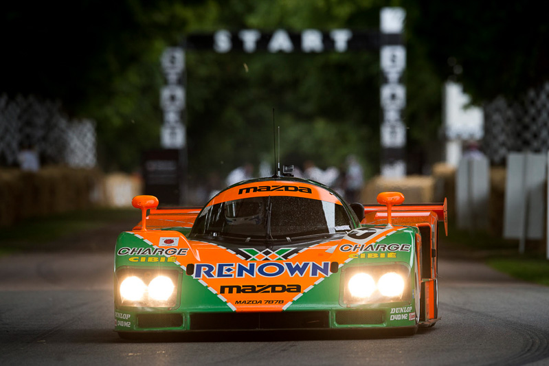 ヒルクライムコースでデモ走行を披露する「マツダ 787B」