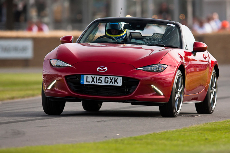 新型「MX-5」（ロードスター）のデモ走行はマツダ 常務執行役員 毛籠勝弘氏とマツダ 執行役員 デザイン本部長 前田育男氏の2人がドライブ