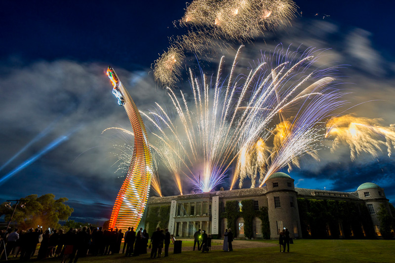 2015年の「セントラル・フィーチャー」のアンベール式典。お披露目に合わせて花火が打ち上げられた。
