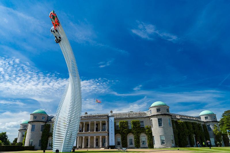 車両を支える柱に、神社の軒などを支える「組物」と呼ばれる日本の伝統的建築様式をモチーフに採用。マツダが日本メーカーであることを表現している