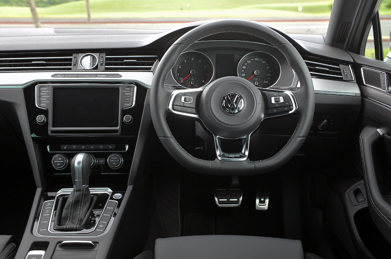 インテリアも上質で洗練されたデザインに刷新。前述のとおり欧州仕様では全長が2mm短くなったにも関わらず、室内長を33mm拡大することに成功した