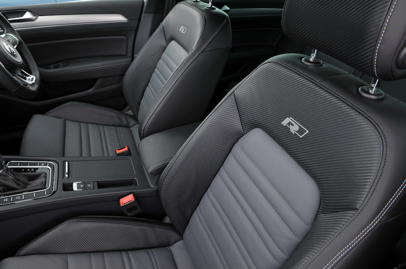 Rライン専用のスポーツシートを装備。このほかインテリアではアルミ調ペダルクラスター、レザー3本スポークステアリング、アルミニウムデコラティブパネル、ドアシルプレートがRライン専用となる