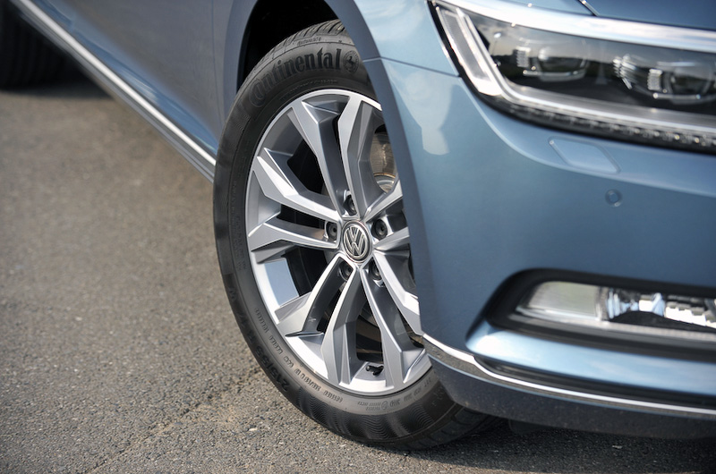 撮影車はオプションの18インチアルミホイールを装着