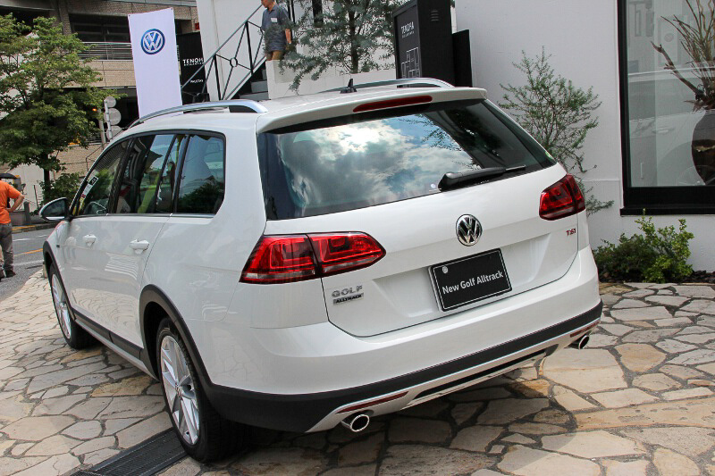 ゴルフ オールトラック。左右のブラックのホイールハウスエクステンションや、前後のバンパーのシルバーのアクセントが外見の特徴