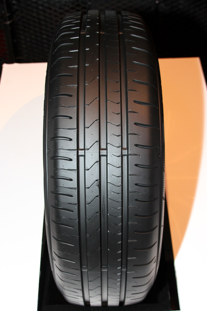 転がり抵抗を低減させ低燃費性能を向上する「シリカ用低発熱ポリマー」、不要なエネルギー消費を抑制して低燃費性能を向上する「真円プロファイル」などを採用した新スタンダードタイヤ「SINCERA SN832i」