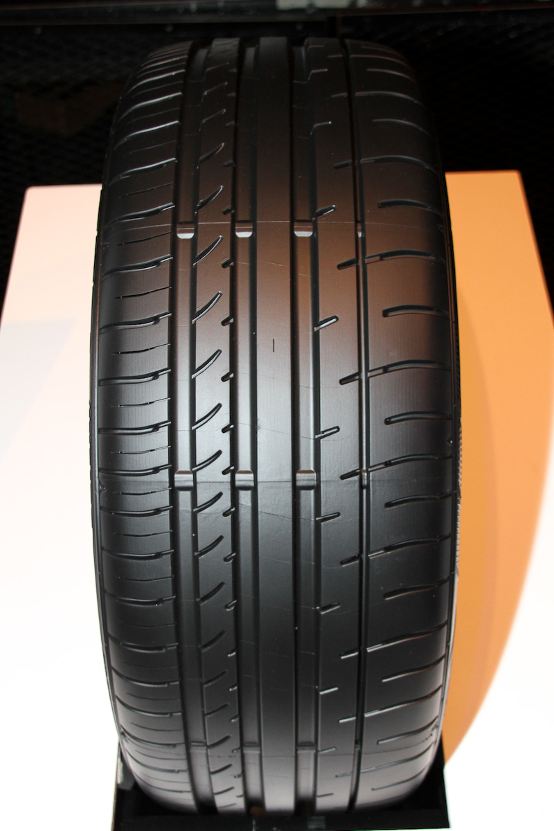 次世代新工法「NEO-T01」の採用でタイヤ製造技術における「超高精度」を追求するとともに、新材料開発技術「4D NANO DESIGN」を採用したプレミアムランフラットタイヤ「AZENIS FK453 RUNFLAT」