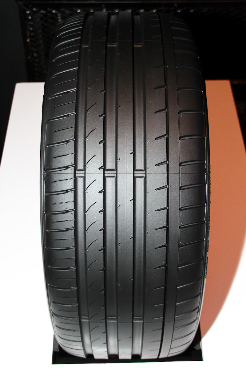 アウトバーンで鍛えられたハイパフォーマンスタイヤ「AZENIS FK453」