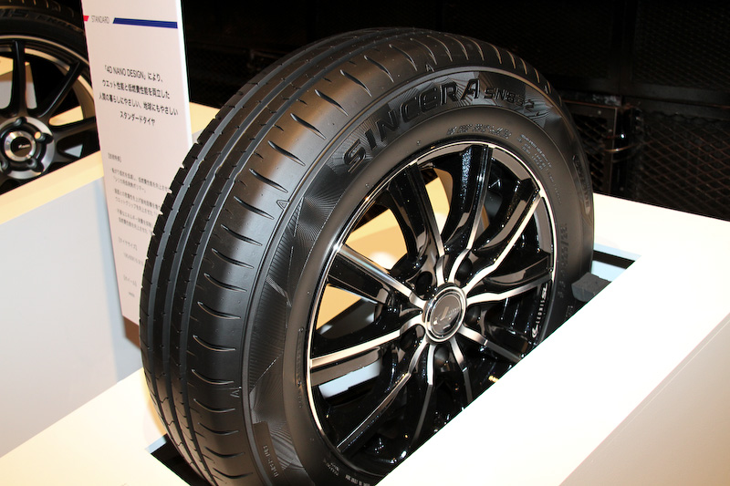 転がり抵抗を低減させ低燃費性能を向上する「シリカ用低発熱ポリマー」、不要なエネルギー消費を抑制して低燃費性能を向上する「真円プロファイル」などを採用した新スタンダードタイヤ「SINCERA SN832i」