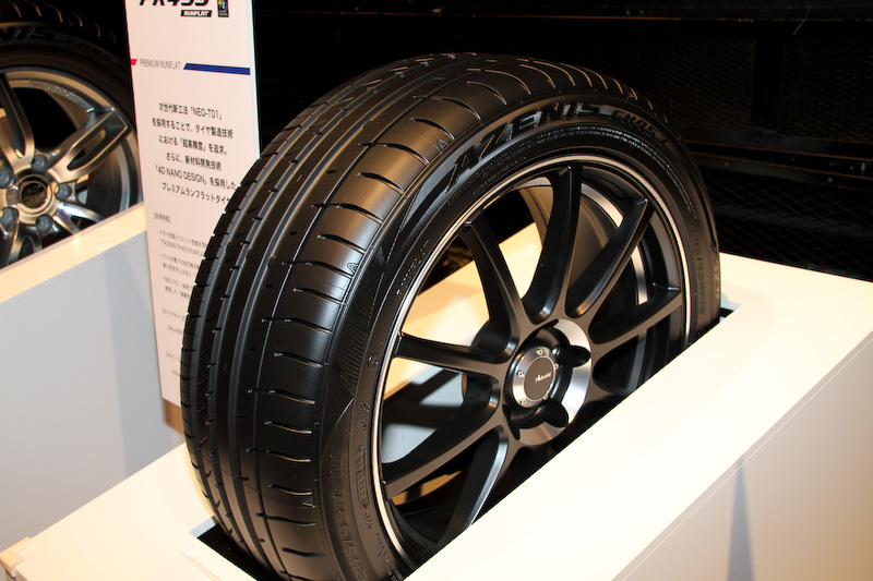 次世代新工法「NEO-T01」の採用でタイヤ製造技術における「超高精度」を追求するとともに、新材料開発技術「4D NANO DESIGN」を採用したプレミアムランフラットタイヤ「AZENIS FK453 RUNFLAT」