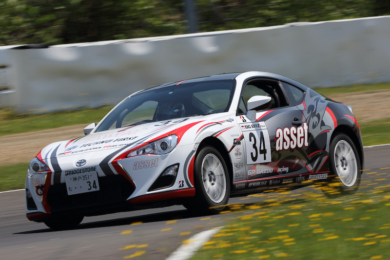 前回に続きSUPER GT参戦経験があり、スーパー耐久などでチャンピオン経験のある佐々木雅弘選手（34号車）にアドバイスをいただいた。参戦を開始した前回はバキュームホース抜けで満足にレースできなかったことが残念だったが、第4戦ではプロフェッショナルクラスで4位に入るなど参戦2戦目でさっそく頭角を現してきた。さすがです！