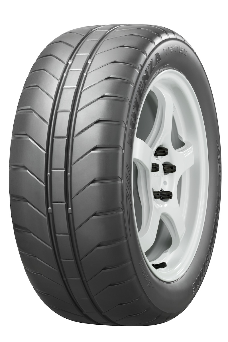 こちらは第4戦からプロフェッショナルクラスに投入されたPOTENZAブランドのハイグリップスポーツタイヤ「POTENZA RE-05D」。やる気のあるトレッドパターンに興味津々です