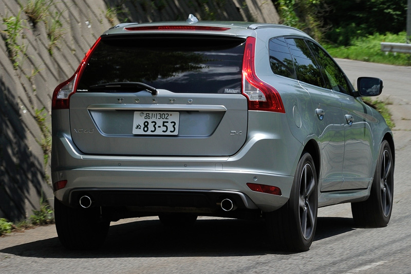 電動パノラマ・ガラス・サンルーフを装備して1820kgの車重になるXC60 D4だが、400Nm（40.8kgm）の最大トルクで走り出した瞬間から軽快に加速する