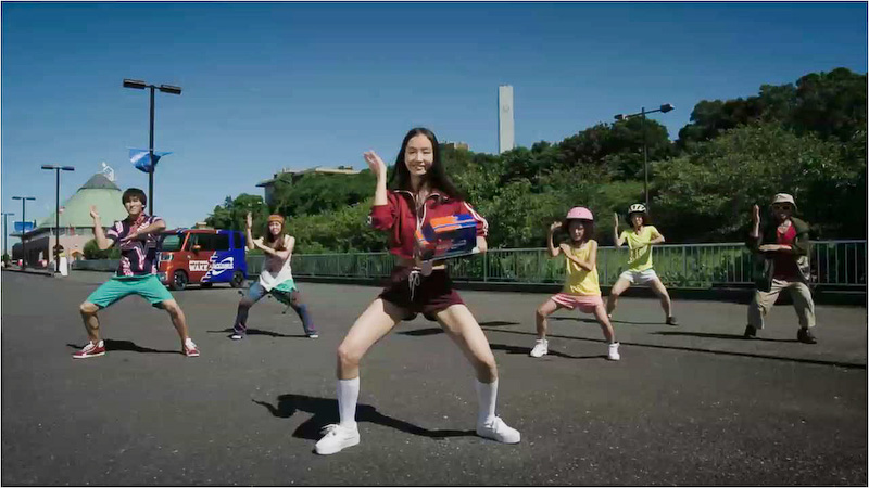 7月28日に公開されたスペシャルムービー「ウェアラブル ウェイク デビュー後編『理系女子はダンス系？』」