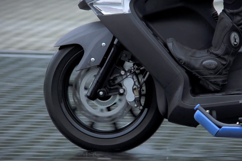 ABSは小型から大型まで幅広い車種に取り入れられている。2輪車は不安定な乗り物であるだけに、事故や転倒を防ぐABSを装備することは非常に有効。また、ブレーキの効きをコントロールすることで、サーキット走行などのハードブレーキ時にリアタイヤが浮いてしまうことを防いだり、坂道発進時にブレーキを離しても一定時間、後退しないようにキープするヒルホールド機能なども追加できる