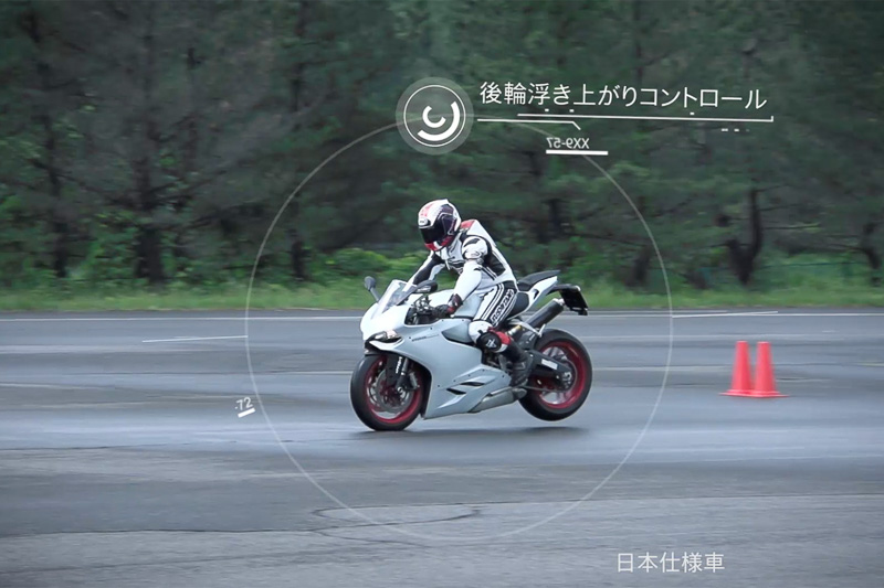 ABSは小型から大型まで幅広い車種に取り入れられている。2輪車は不安定な乗り物であるだけに、事故や転倒を防ぐABSを装備することは非常に有効。また、ブレーキの効きをコントロールすることで、サーキット走行などのハードブレーキ時にリアタイヤが浮いてしまうことを防いだり、坂道発進時にブレーキを離しても一定時間、後退しないようにキープするヒルホールド機能なども追加できる