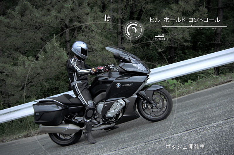 ABSは小型から大型まで幅広い車種に取り入れられている。2輪車は不安定な乗り物であるだけに、事故や転倒を防ぐABSを装備することは非常に有効。また、ブレーキの効きをコントロールすることで、サーキット走行などのハードブレーキ時にリアタイヤが浮いてしまうことを防いだり、坂道発進時にブレーキを離しても一定時間、後退しないようにキープするヒルホールド機能なども追加できる