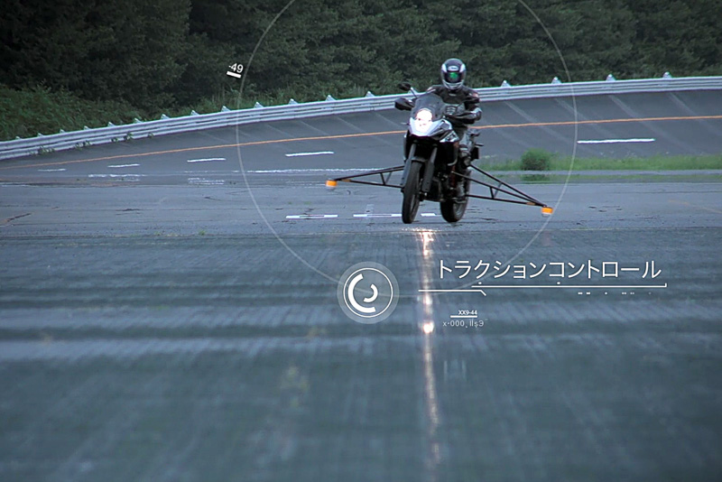 MSCでは、濡れた路面などμの低いシーンやハイパワーなバイクでのホイールスピンを防ぐトラクションコントロール、不用意なパワーオンでのウイリーを抑制する機構などを持つ。さらにオフロードバイク向けに、ABSを装備しながらリアタイヤだけをロックさせて意図的にテールスライドさせる機能も備える