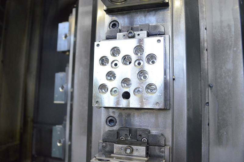 工場見学では、ABSの油圧ユニット加工工程と組み立て工程が披露された。工業製品だけに不良品が出ることもあるが、それぞれで原因を徹底的に追求し、対策を練るようにしている。その結果、ハウジングの加工現場では不良品が1カ月で1個出るかどうかというレベルになっている。また、不良品がないことは各自動車メーカーから高い評価を受けていて、何度もアワードを受賞しているとのこと