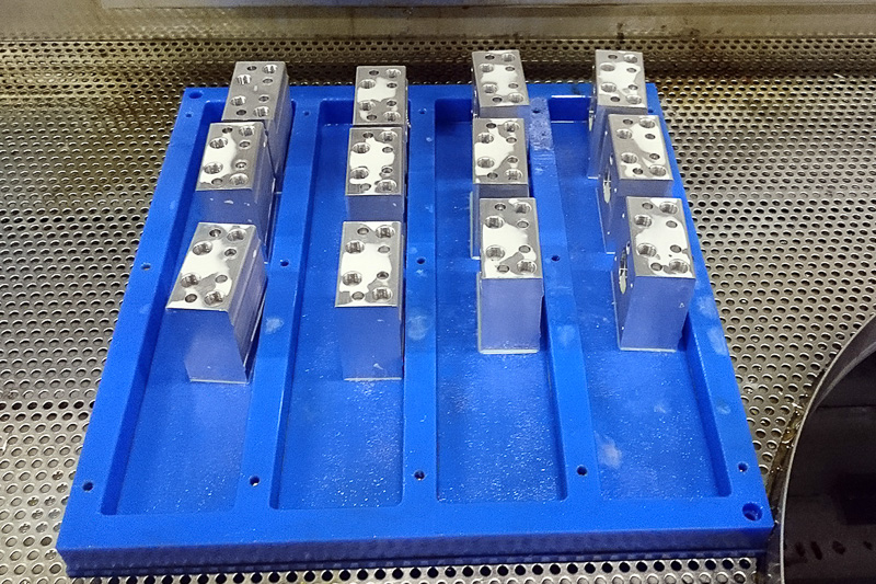 工場見学では、ABSの油圧ユニット加工工程と組み立て工程が披露された。工業製品だけに不良品が出ることもあるが、それぞれで原因を徹底的に追求し、対策を練るようにしている。その結果、ハウジングの加工現場では不良品が1カ月で1個出るかどうかというレベルになっている。また、不良品がないことは各自動車メーカーから高い評価を受けていて、何度もアワードを受賞しているとのこと