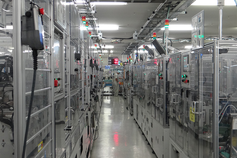 こちらは油圧ユニットの組み立てライン。ロボットによる自動組み立てになっているが、このロボットの機構に関しても、機械の導入後に栃木工場独自の改良が加えられているという。中国の工場で生産されたモーターがここでハウジングと組み合わされていく。モーターやハウジング以外にも多数のパーツを組み合わせてABSユニットは完成するが、ブレーキを制御するパーツだけに細心の注意を持って作業される