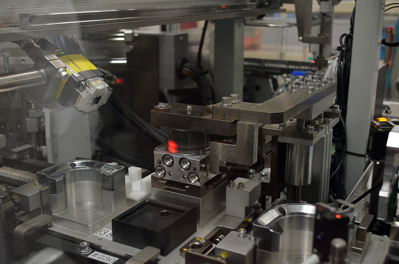 こちらは油圧ユニットの組み立てライン。ロボットによる自動組み立てになっているが、このロボットの機構に関しても、機械の導入後に栃木工場独自の改良が加えられているという。中国の工場で生産されたモーターがここでハウジングと組み合わされていく。モーターやハウジング以外にも多数のパーツを組み合わせてABSユニットは完成するが、ブレーキを制御するパーツだけに細心の注意を持って作業される