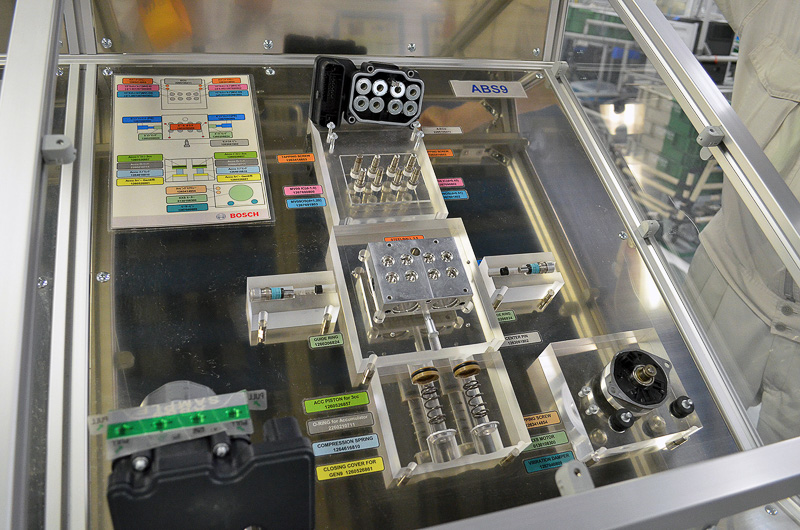 こちらは油圧ユニットの組み立てライン。ロボットによる自動組み立てになっているが、このロボットの機構に関しても、機械の導入後に栃木工場独自の改良が加えられているという。中国の工場で生産されたモーターがここでハウジングと組み合わされていく。モーターやハウジング以外にも多数のパーツを組み合わせてABSユニットは完成するが、ブレーキを制御するパーツだけに細心の注意を持って作業される