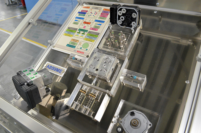 こちらは油圧ユニットの組み立てライン。ロボットによる自動組み立てになっているが、このロボットの機構に関しても、機械の導入後に栃木工場独自の改良が加えられているという。中国の工場で生産されたモーターがここでハウジングと組み合わされていく。モーターやハウジング以外にも多数のパーツを組み合わせてABSユニットは完成するが、ブレーキを制御するパーツだけに細心の注意を持って作業される