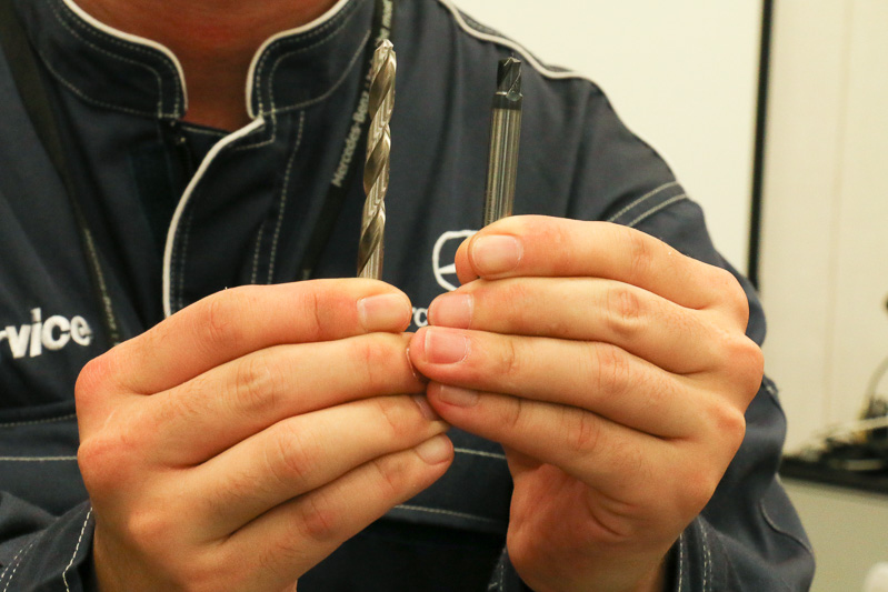 左がスチール用、右が極超高張力鋼用のドリルビット