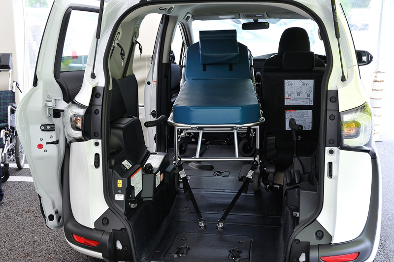 助手席を前方にタンブル可能な「タイプII」では、コンパクトクラス初となるストレッチャー乗車を実現。個人ユースから法人需要まで幅広く対応する