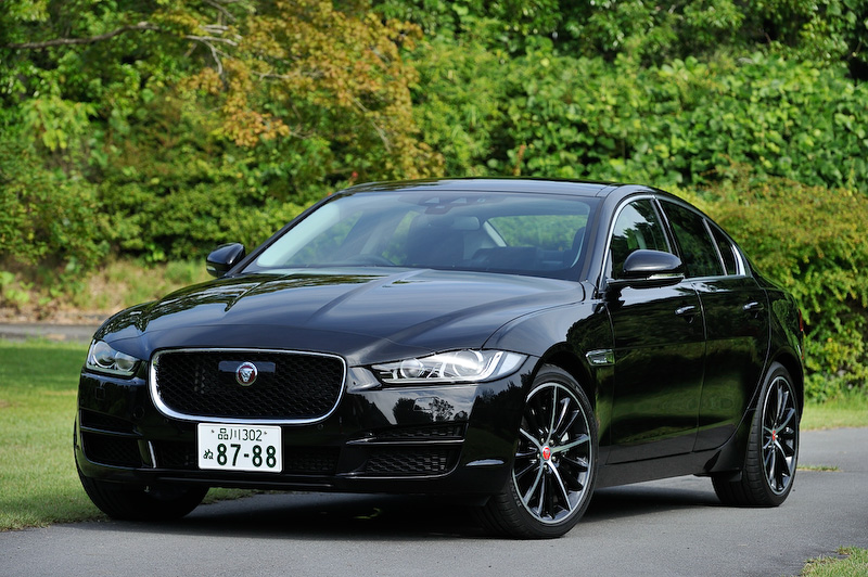 6月2日に受注を開始した新型スポーツサルーン「XE」。写真はガソリンエンジンを搭載する「Prestige（プレステージ）」（515万円）。ボディーサイズは4680×1850×1415mm（全長×全幅×全高）、ホイールベース2835mm。前後重量配分50：50を実現するとともに、ジャガーとしてもっともエアロダイナミックなセダンとしてCd値0.26を実現している。なお、XEにおいては直列4気筒2.0リッターディーゼル「インジニウム」（180PS）を12月に投入することが予告されており、グレードは「R-Sport」（549万円）、「プレステージ」（535万円）、「Pure（ピュア）」の3バリエーションが用意される