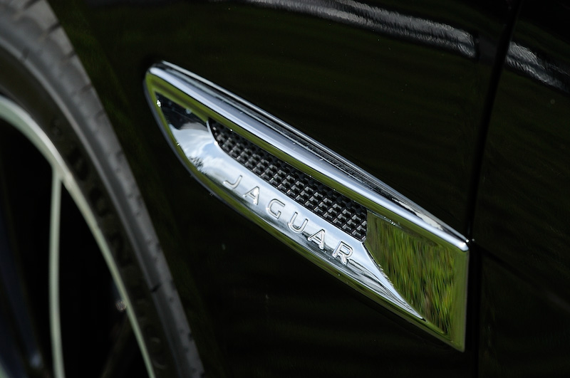 プレステージは直列4気筒DOHC 2.0リッターターボ「204PT」エンジンを搭載。最高出力は147kW（200PS）/5500rpm、最大トルクは320Nm/1750-4000rpmを発生。JC08モード燃費は11.8km/Lとなっている。トランスミッションは全グレード8速AT。ホイールサイズは標準では17インチだが、撮影車はオプションの19インチホイール（タイヤサイズ：225/40 R19）を装着