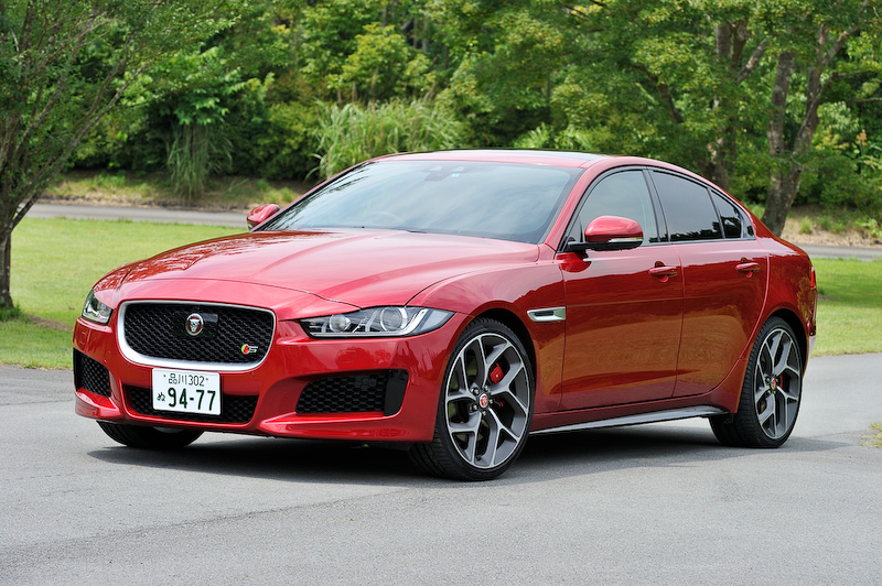 こちらはV型6気筒DOHC 3.0リッタースーパーチャージャー「306PS」エンジンを搭載する「S」（769万円）。最高出力は250kW（340PS）/6500rpm、最大トルクは450Nm/3500rpmを発生。JC08モード燃費は10.4km/L