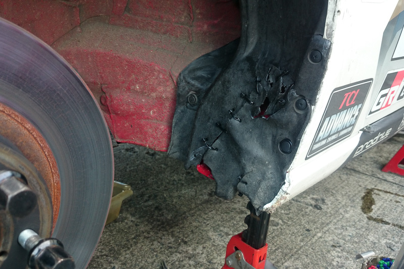 落としてしまったブレーキダクト（写真左）。ブレーキダクトとインナーフェンダーはメカニックさんがドリルとタイラップで修復。まるでフランケンシュタインのよう！？