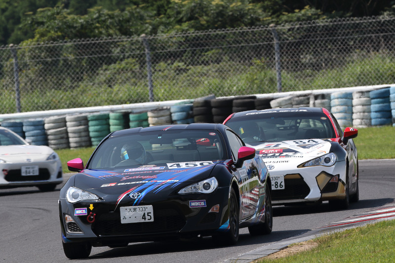 スタート直後。1番手の遠藤選手に気を取られ過ぎで3番手の小野田選手に抜かれる始末。まだまだ修行が足りませぬ