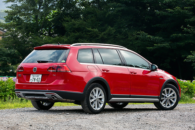 「ゴルフ ヴァリアント」から最低地上高を25mm高めた「ゴルフ オールトラック」。ボディーサイズは4585×1800×1510mm（全長×全幅×全高）、ホイールベース2635mm。車両重量は1540kg。価格は「TSI 4MOTION」が347万円で、レーンキープアシストシステム“Lane Assist”やバイキセノンヘッドライト（LEDポジションランプ付）、ダイナミックコーナリングライトなどが標準装備される「TSI 4MOTION Upgrade Package」（367万円）も用意される