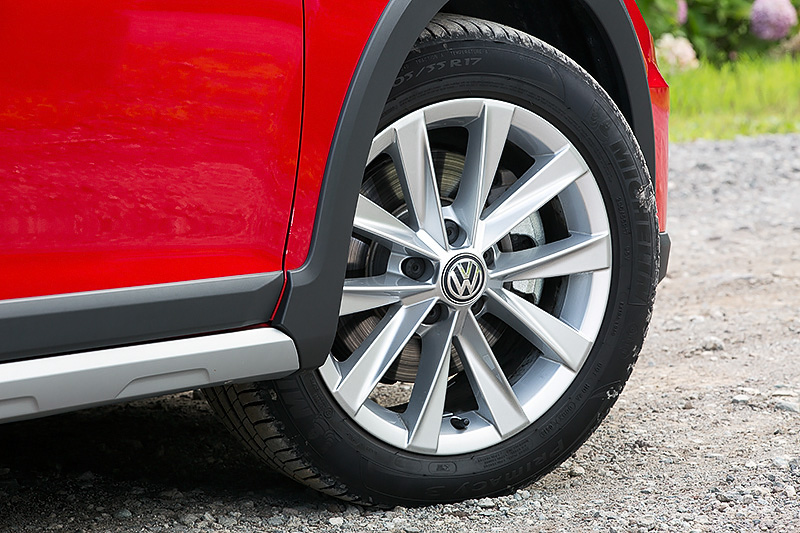 専用デザインの17インチアルミホイール（タイヤサイズ：205/55 R17）