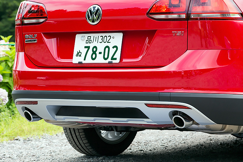 リアバンパーにもクロームのアクセントが与えられる