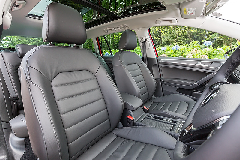 専用デコラティブパネル、ドアシルプレート、「Alltrack」のロゴ入りファブリックシートなど、ゴルフ ヴァリアントと一線を画したインテリアデザインを採用。撮影した「TSI 4MOTION Upgrade Package」は同グレードのみオプション設定されるレザーシートを装着。電動パノラマスライディングルーフ（電動サンシェード、UVカット機能付）もオプション品