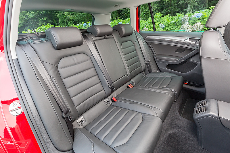 専用デコラティブパネル、ドアシルプレート、「Alltrack」のロゴ入りファブリックシートなど、ゴルフ ヴァリアントと一線を画したインテリアデザインを採用。撮影した「TSI 4MOTION Upgrade Package」は同グレードのみオプション設定されるレザーシートを装着。電動パノラマスライディングルーフ（電動サンシェード、UVカット機能付）もオプション品