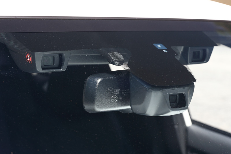 ヘッドライトのハイビームとロービームを自動で切り替える「ハイビームアシスト（自動防眩インナーミラー付）」により、アイサイト（ver.3）のカメラに加えてルームミラー一体型の単眼カメラが追加される