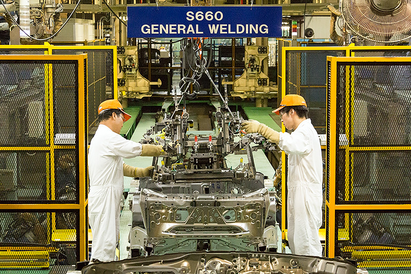 リフトで吊り上げてインナー治具を車体のキャビン部分に設置