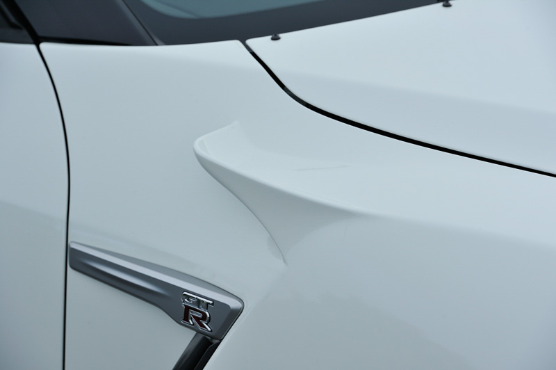 追加装着品として、ゴム製のフロントアドオンスポイラー、フリック付きとなるカーボンフロントフェンダーなどを専用装備