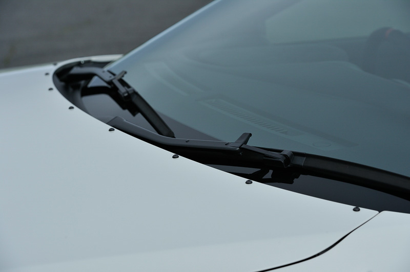 ボルトオンのドライカーボン製のカーボンフードガーニーは競技専用品で、公道使用は不可となるため今回の試乗会では取り外されていた