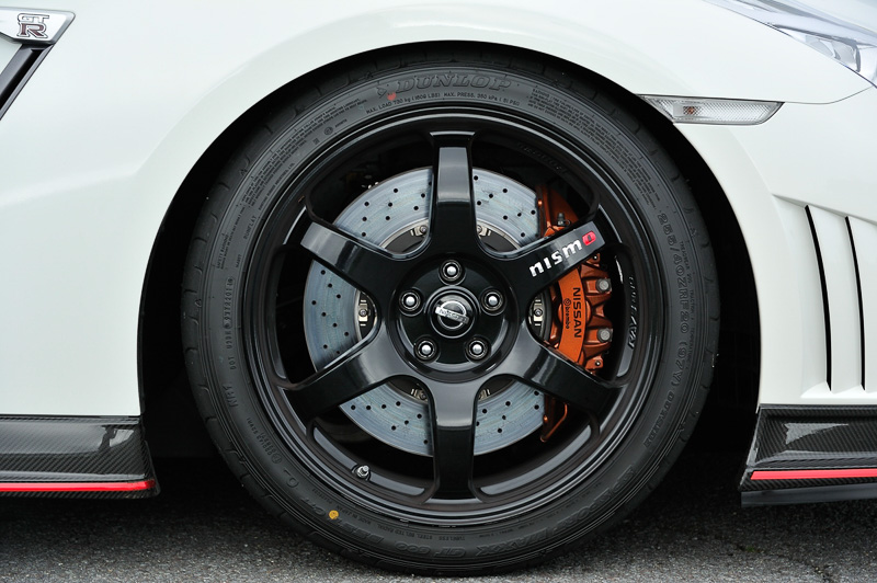 オーリンズ製の車高調整式ショックアブソーバーを採用。フロントブレーキも摩耗材を変更した専用品