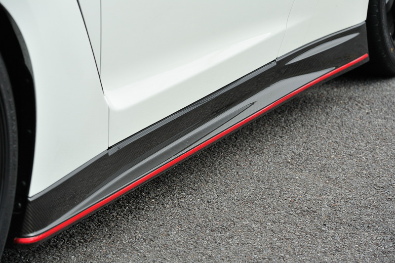 サイドスカートなど要所に“ニスモレッドアクセント”を使用