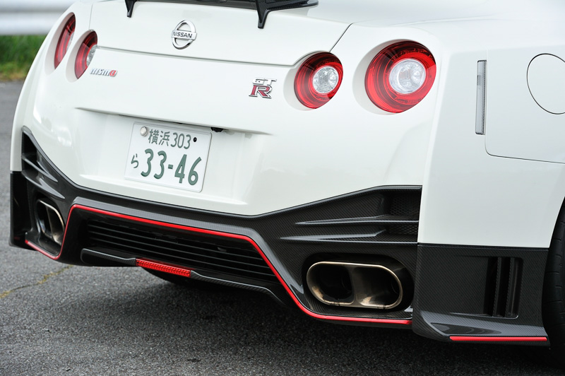 チタン合金製マフラー（税別180万円）を内蔵するインテグレーテッドタイプのカーボンリアバンパー